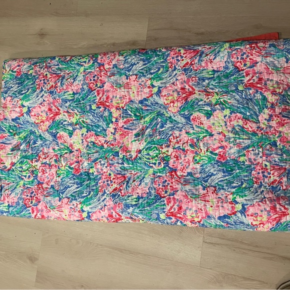 Like new Lily pulitzer reversible full quilt and two euro pillows - Picture 1 of 4